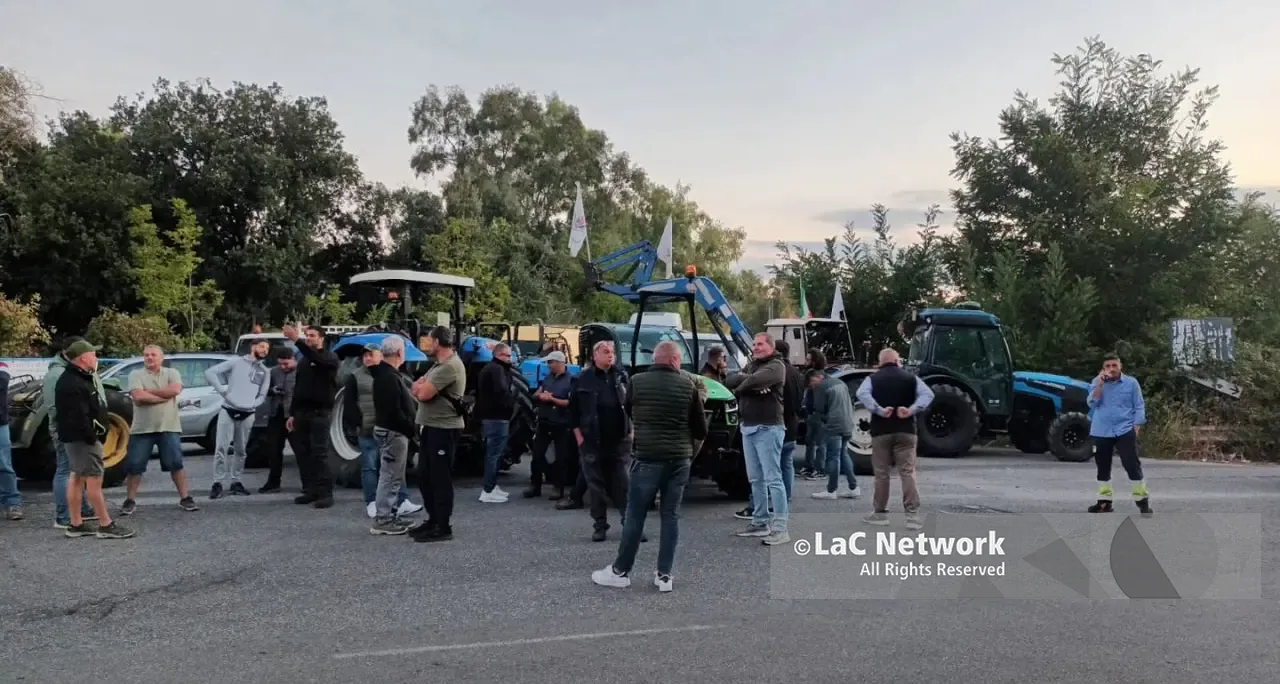 La protesta degli agricoltori si sposta a Vibo Marina, bloccati i depositi di carburante: «Siamo disperati»\n