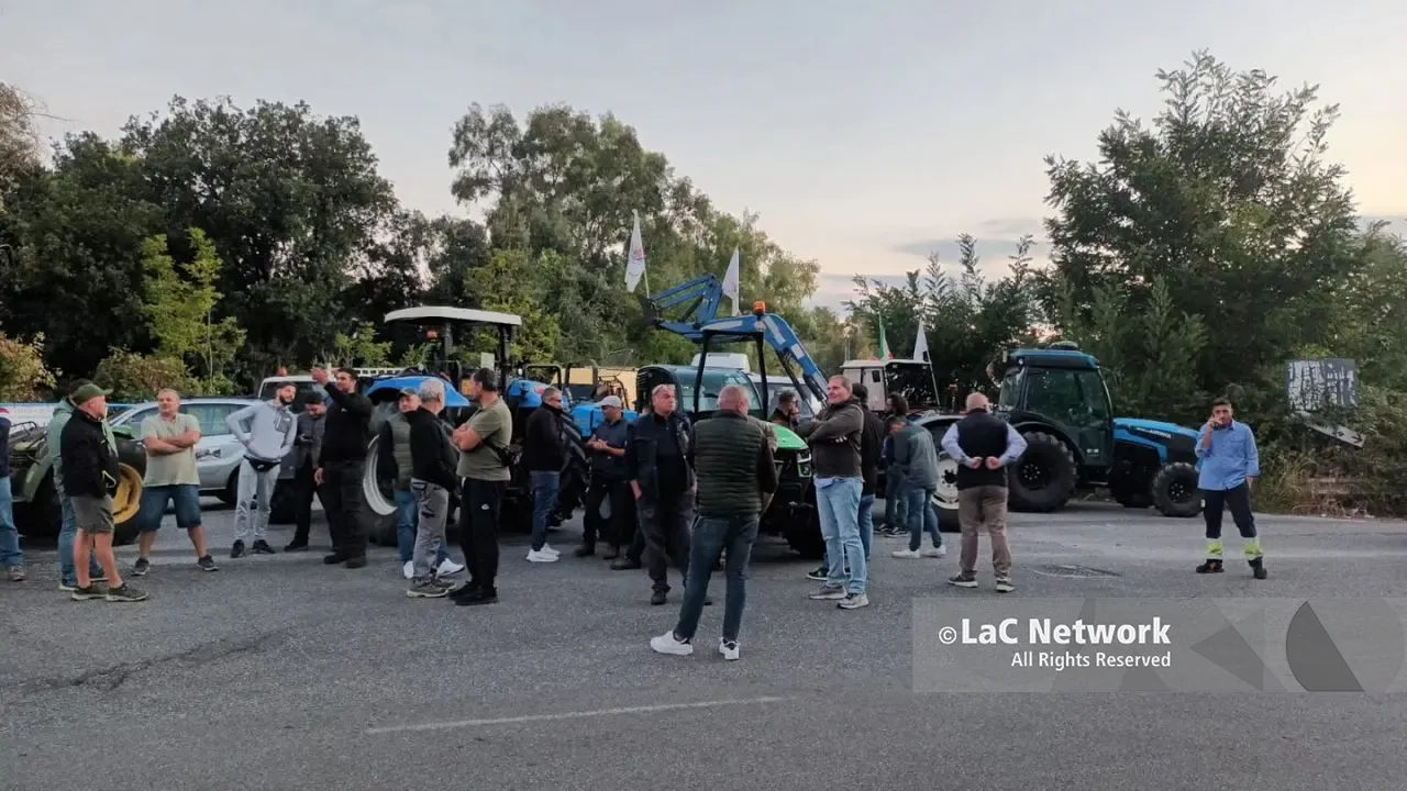 La protesta degli agricoltori si sposta a Vibo Marina, bloccati i depositi di carburante: «Siamo disperati»\n