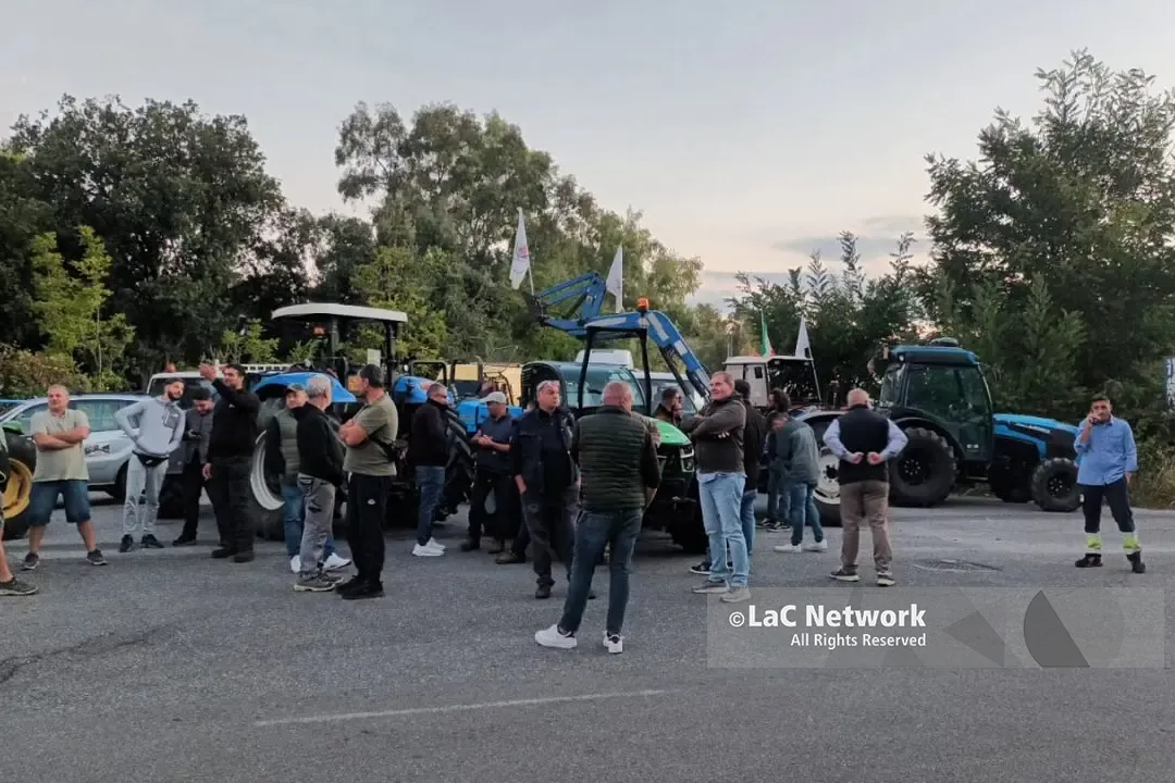La protesta degli agricoltori si sposta a Vibo Marina, bloccati i depositi di carburante: «Siamo disperati»\n