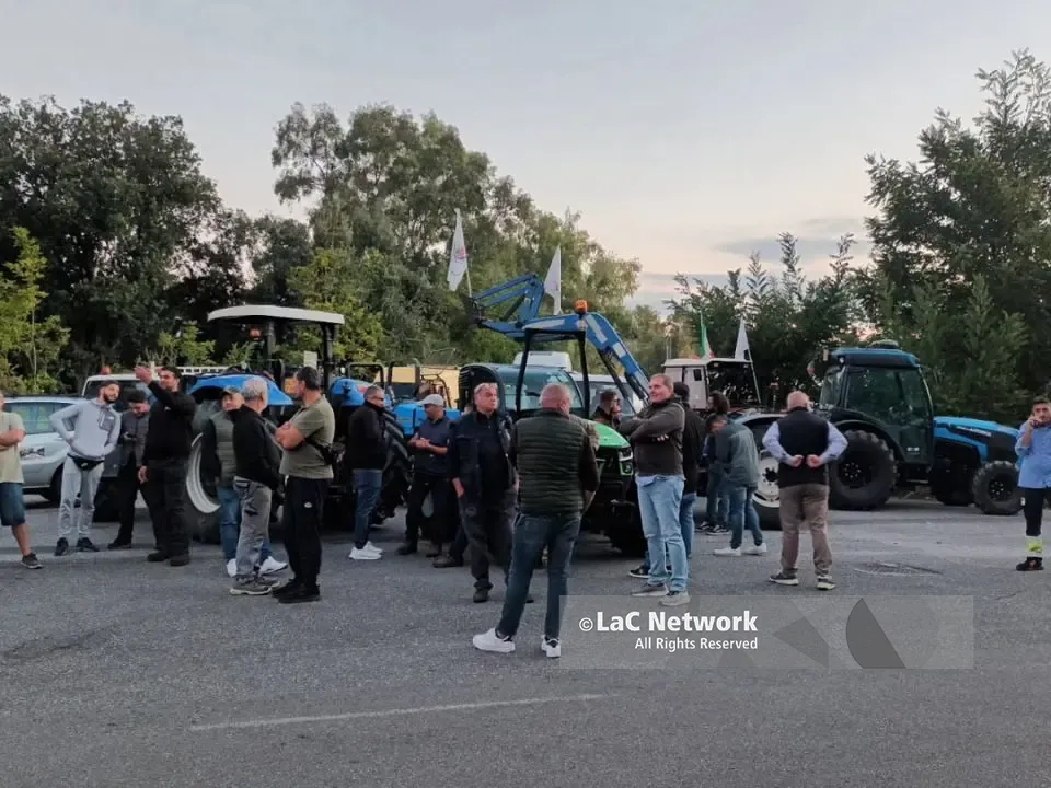 La protesta degli agricoltori si sposta a Vibo Marina, bloccati i depositi di carburante: «Siamo disperati» - VIDEO