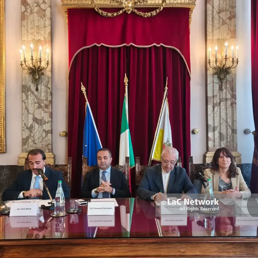 Reggio presenta la Porta della Speranza, l’arte per accompagnare il ritorno alla libertà: «Fuori da quelle mura c’è una speranza»\n