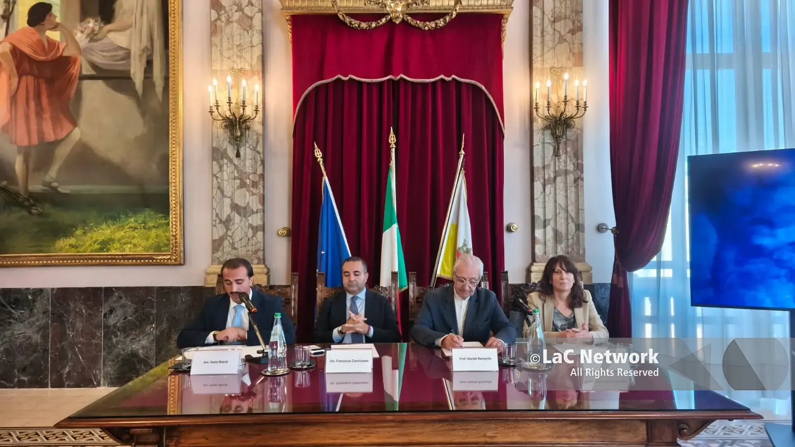 Reggio presenta la Porta della Speranza, l’arte per accompagnare il ritorno alla libertà: «Fuori da quelle mura c’è una speranza»\n