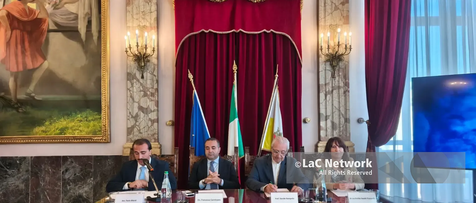 Reggio presenta la Porta della Speranza, l’arte per accompagnare il ritorno alla libertà: «Fuori da quelle mura c’è una speranza»\n