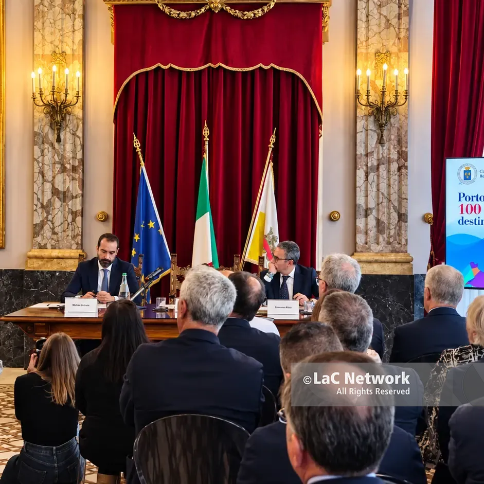 Porto di Reggio, la trasformazione entra nel vivo. Cantieri e progetti ridisegnano lo scalo: sarà l’hub turistico del Mediterraneo\n