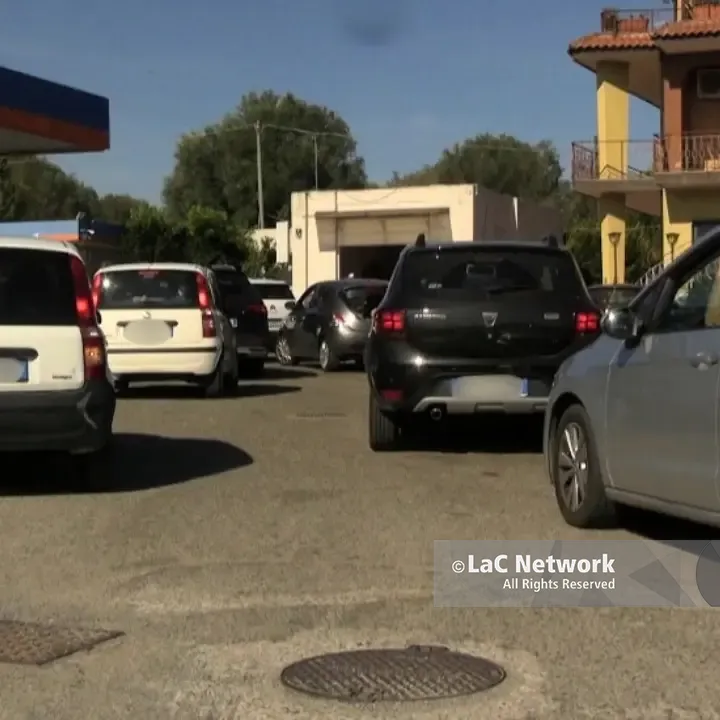 A Vibo scatta la psicosi carburanti: «Sembra scoppiata la guerra». Distributori chiusi e code fino a 45 minuti, automobilisti esasperati\n