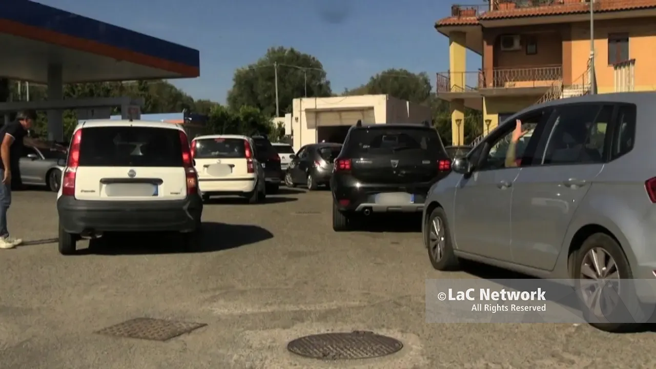 A Vibo scatta la psicosi carburanti: «Sembra scoppiata la guerra». Distributori chiusi e code fino a 45 minuti, automobilisti esasperati\n