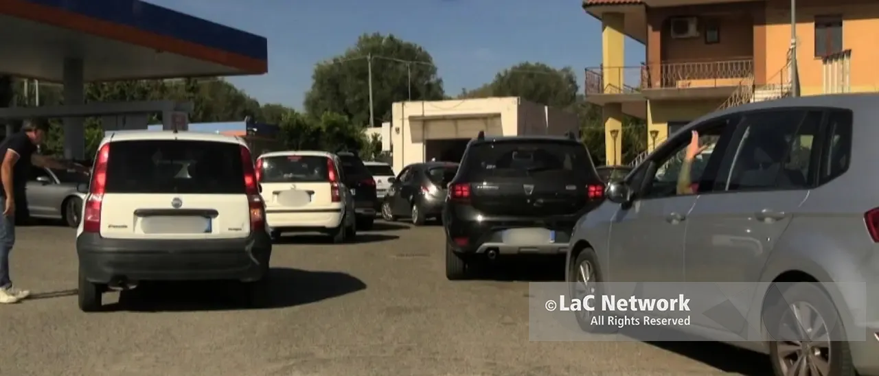 A Vibo scatta la psicosi carburanti: «Sembra scoppiata la guerra». Distributori chiusi e code fino a 45 minuti, automobilisti esasperati\n
