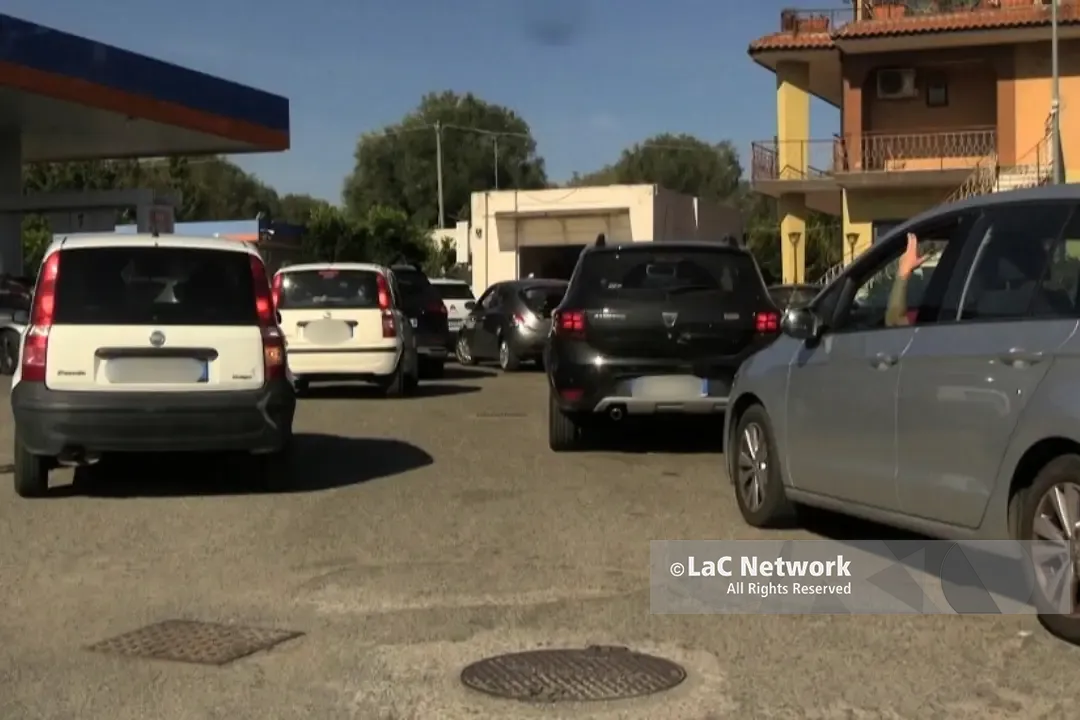 A Vibo scatta la psicosi carburanti: «Sembra scoppiata la guerra». Distributori chiusi e code fino a 45 minuti, automobilisti esasperati\n