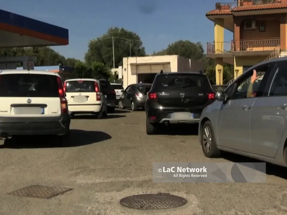 A Vibo scatta la psicosi carburanti: «Sembra scoppiata la guerra». Distributori chiusi e code fino a 45 minuti, automobilisti esasperati