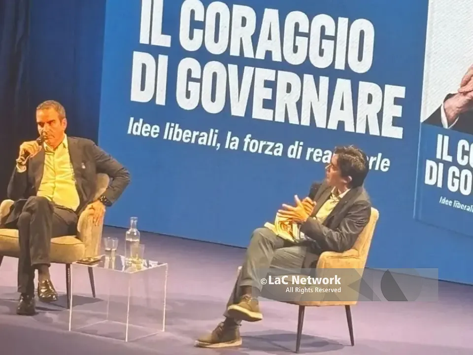 Occhiuto presenta il libro a Cosenza e ribadisce: «Nessuna critica a Tajani, quello che non va in Forza Italia è anche colpa mia»