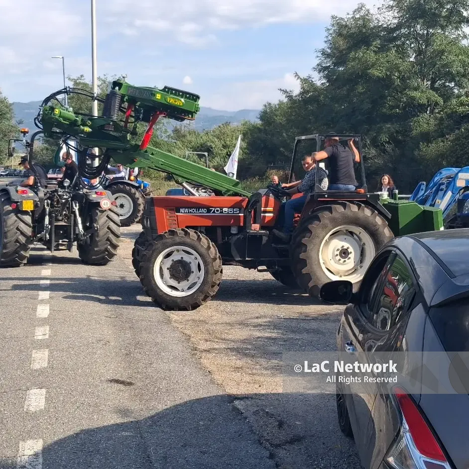 Trattori all’aeroporto di Lamezia: nuova protesta degli agricoltori contro il caro gasolio\n