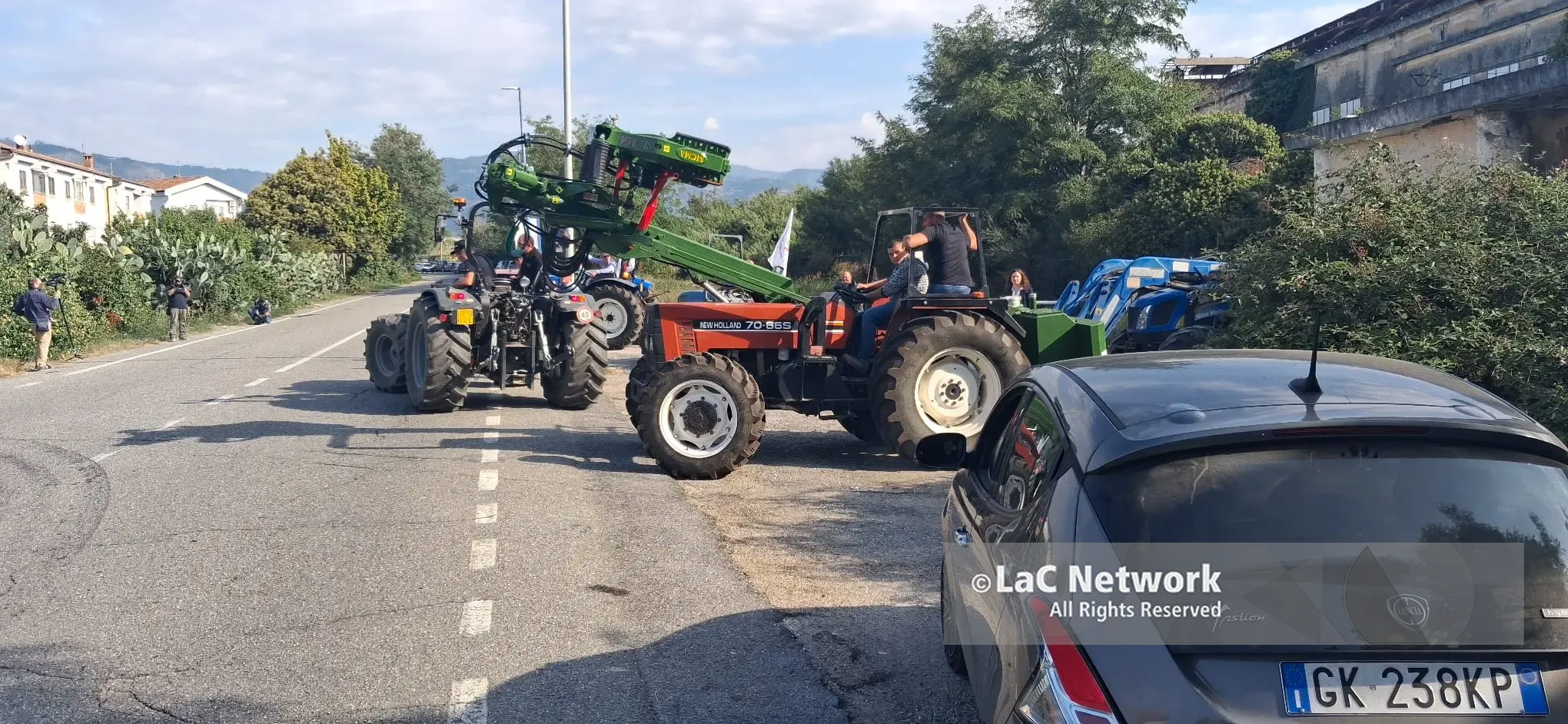 Trattori all’aeroporto di Lamezia: nuova protesta degli agricoltori contro il caro gasolio\n