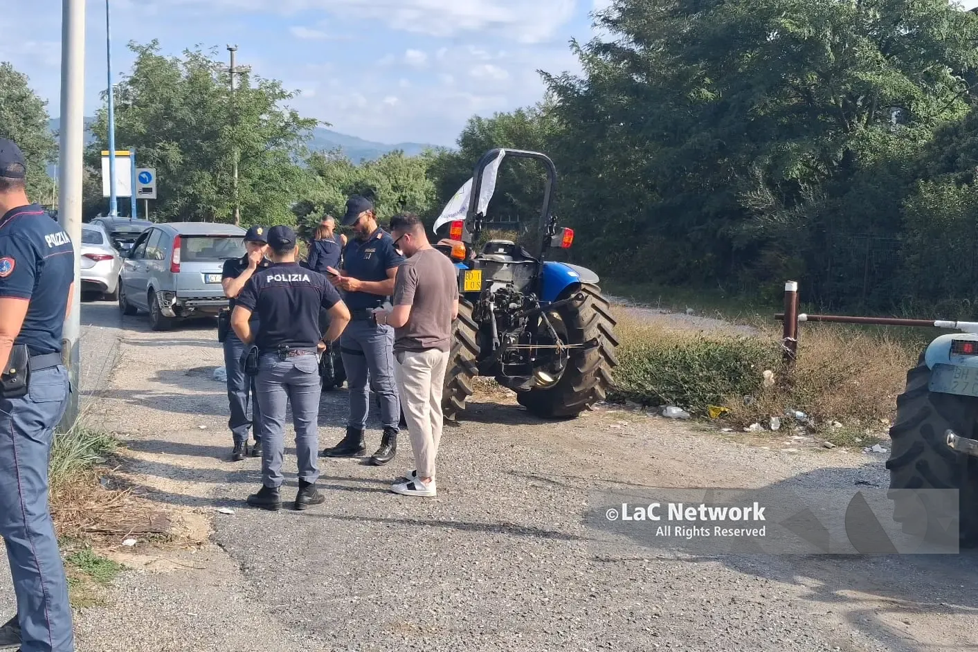 La protesta degli agricoltori si sposta a Lamezia nei pressi dell’aeroporto, andrà avanti tutta la giornata\n