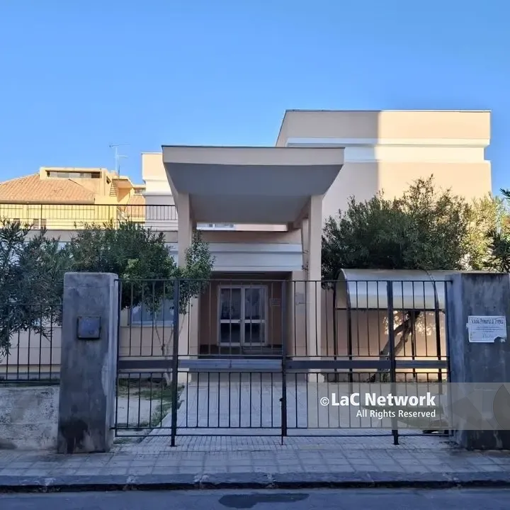 Tropea, i genitori della 4C della scuola Don Mottola protestano per l’aula: «Così piccola che gli zaini devono restare fuori»\n