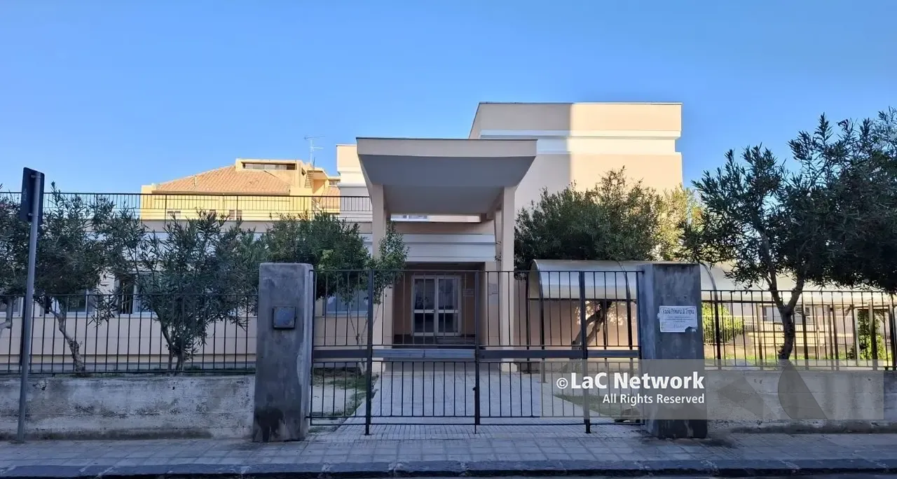 Tropea, i genitori della 4C della scuola Don Mottola protestano per l’aula: «Così piccola che gli zaini devono restare fuori»\n