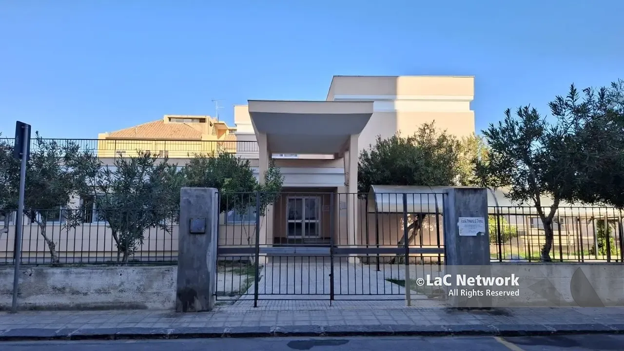 Tropea, i genitori della 4C della scuola Don Mottola protestano per l’aula: «Così piccola che gli zaini devono restare fuori»\n