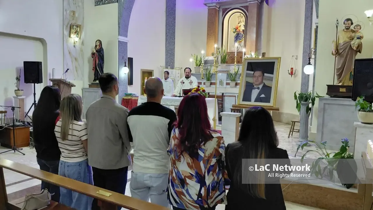 Otto anni senza Francesco Vangeli, la chiesa di Scaliti di Filandari gremita per ricordarlo. La madre: «Vorrei una tomba sulla quale piangere»\n