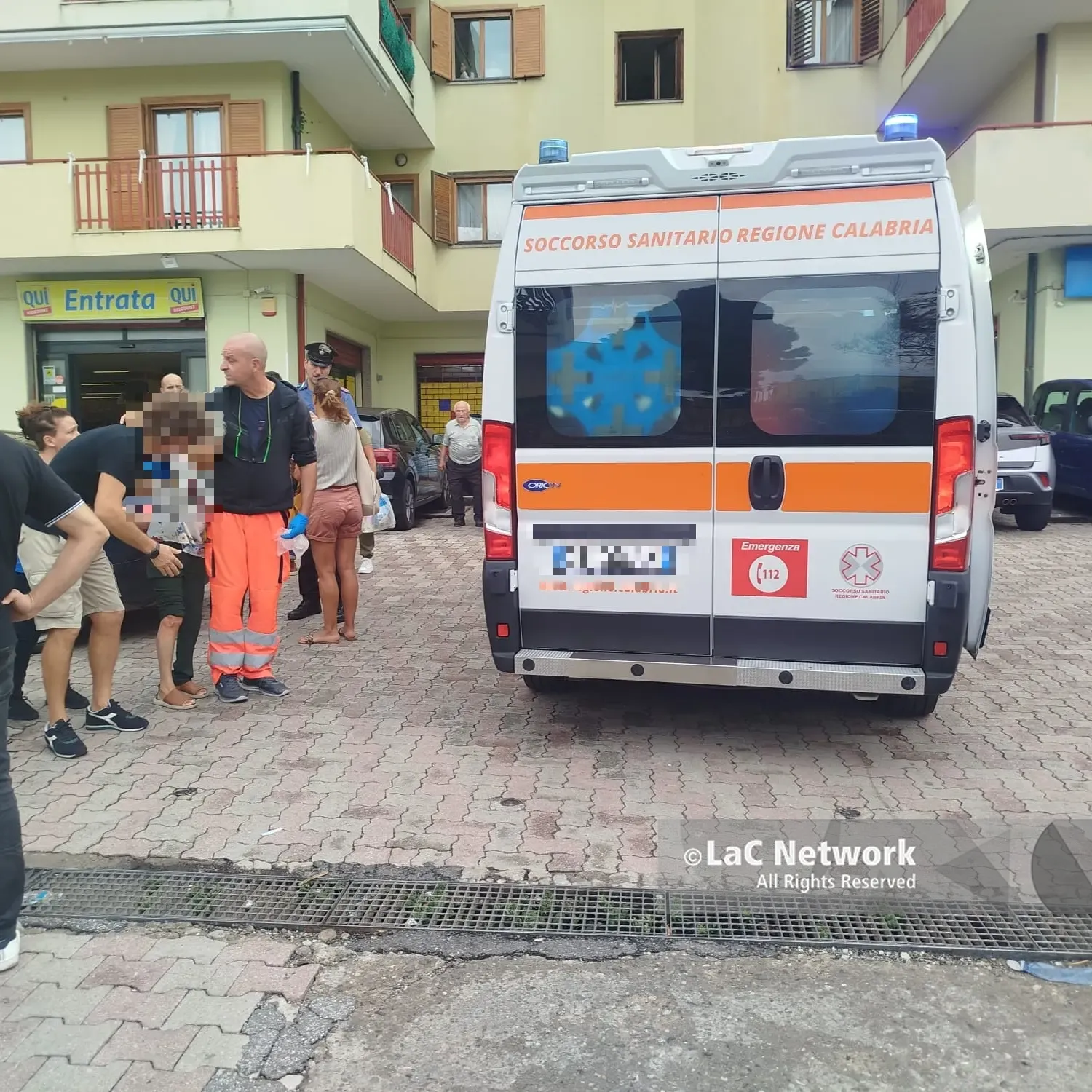 Vibo Marina, anziana investita da un'auto nel parcheggio del supermercato: intervengono 118 e carabinieri\n