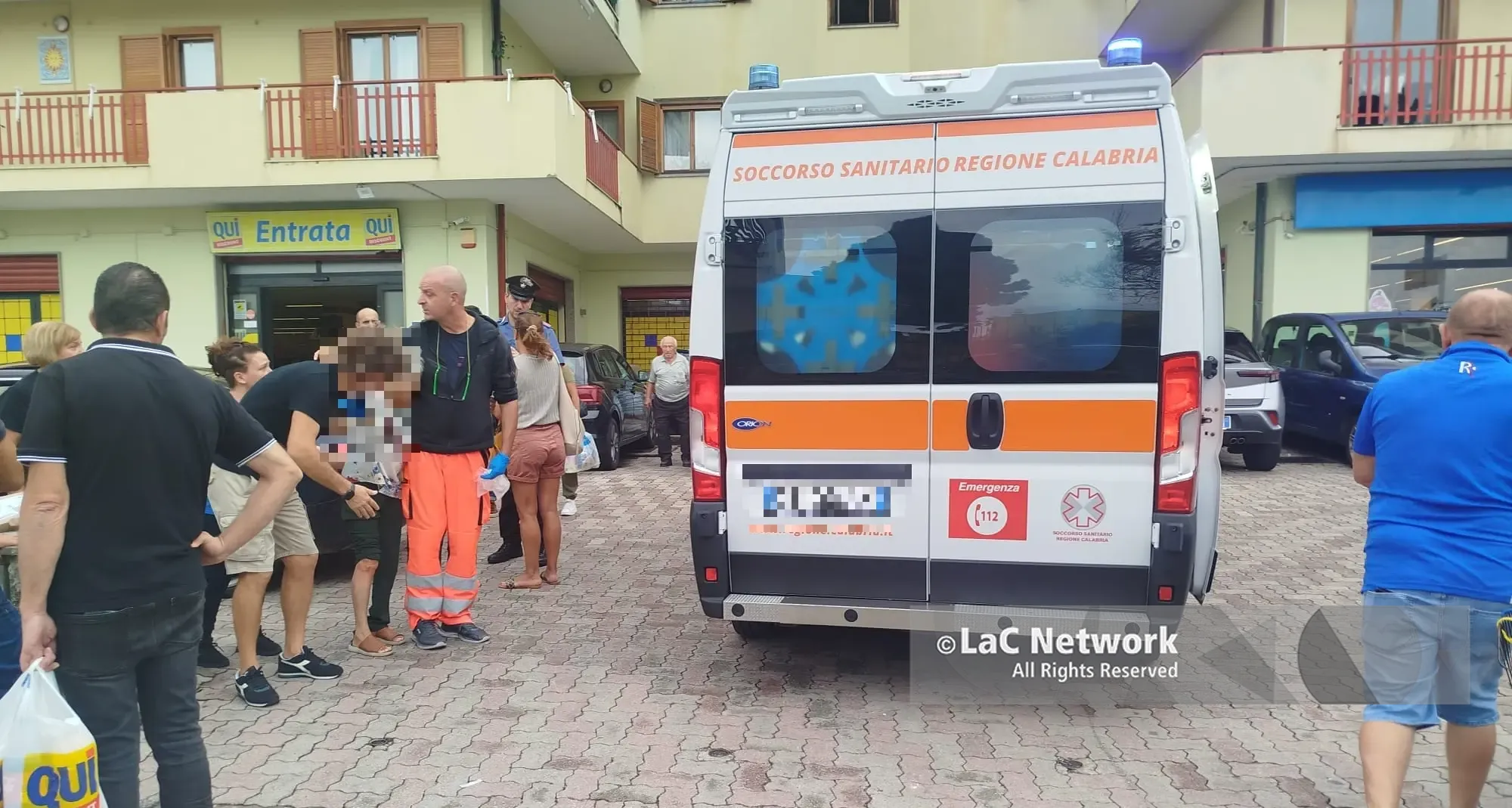 Vibo Marina, anziana investita da un'auto nel parcheggio del supermercato: intervengono 118 e carabinieri\n