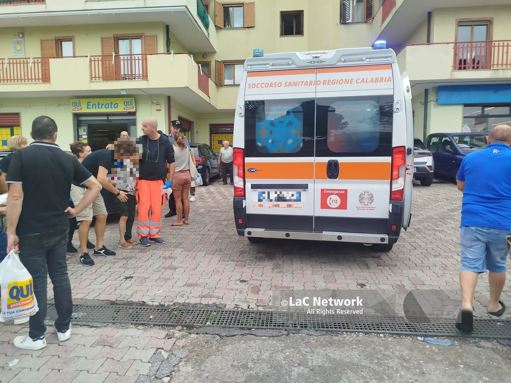 Vibo Marina, anziana investita da un'auto nel parcheggio del supermercato: intervengono 118 e carabinieri\n
