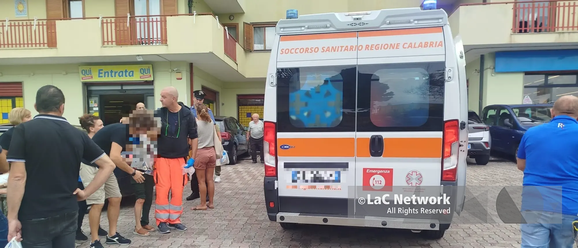 Vibo Marina, anziana investita da un'auto nel parcheggio del supermercato: intervengono 118 e carabinieri\n