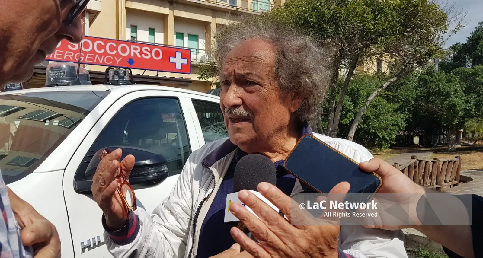 Roccaforte del Greco isolata, pullman intrappolato tra due frane. Il sindaco Nucera: «Si è rischiata la tragedia»\n