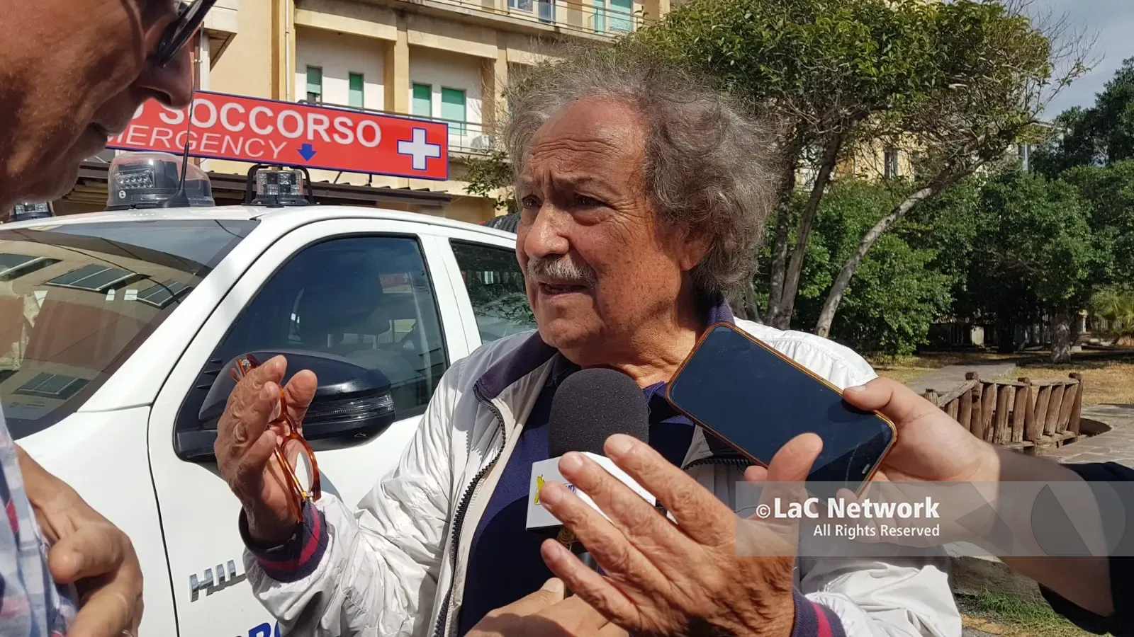 Roccaforte del Greco isolata, pullman intrappolato tra due frane. Il sindaco Nucera: «Si è rischiata la tragedia»\n