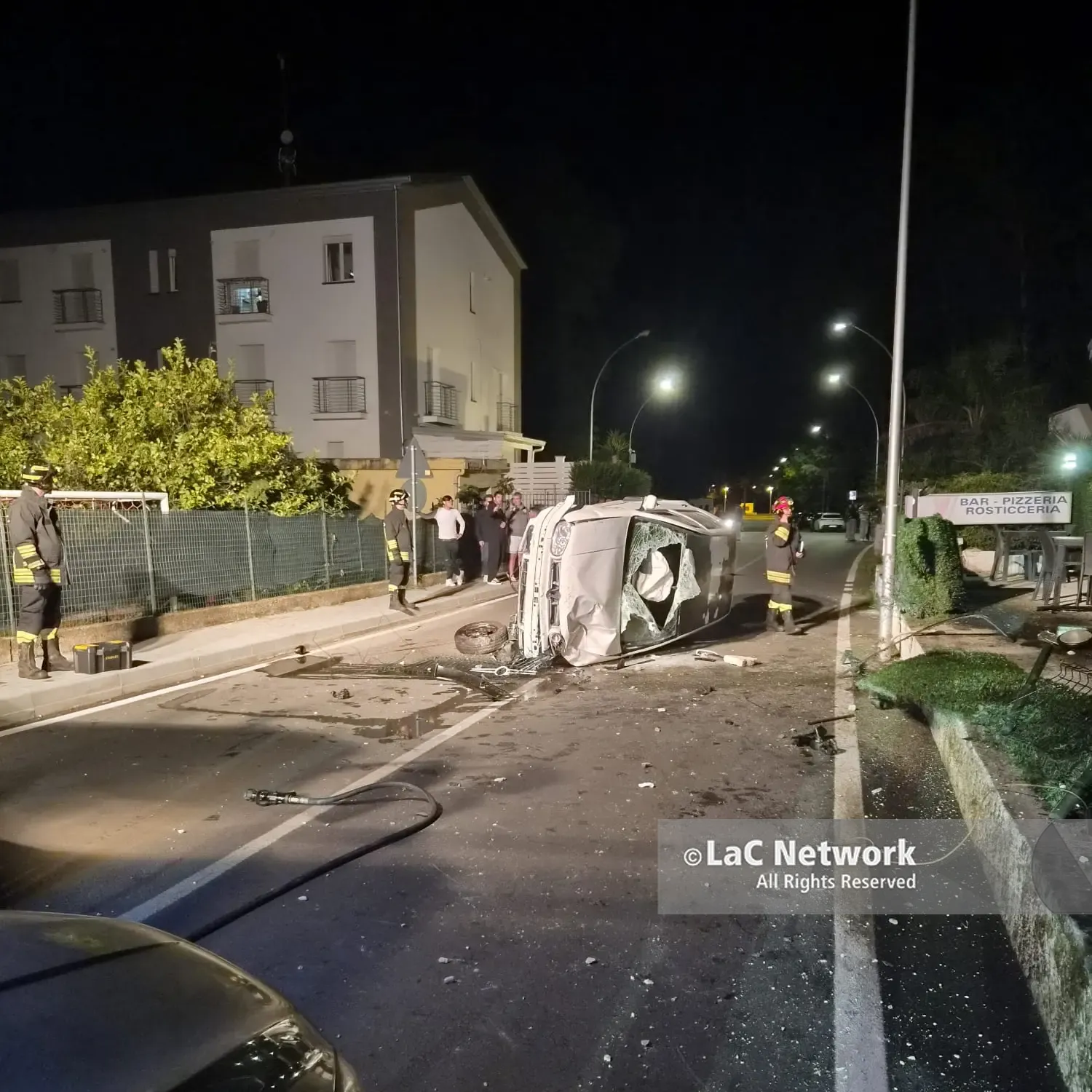 <p>Sellia Marina, auto si ribalta e va a fuoco: carabiniere fuori servizio rompe il parabrezza e salva un 26enne – VIDEO</p>