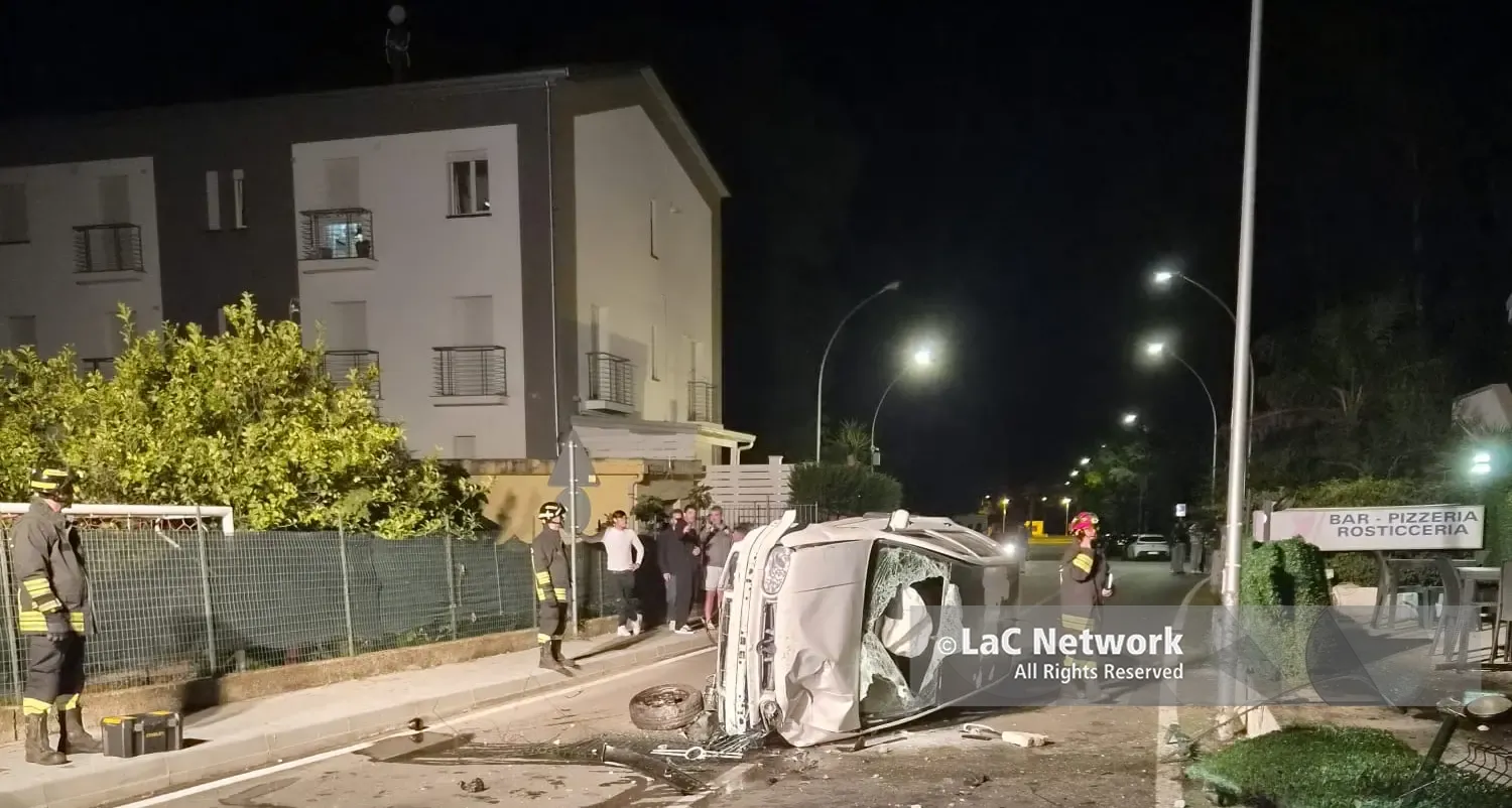 Sellia Marina, auto si ribalta e va a fuoco: carabiniere fuori servizio rompe il parabrezza e salva un 26enne –\u00A0VIDEO\n