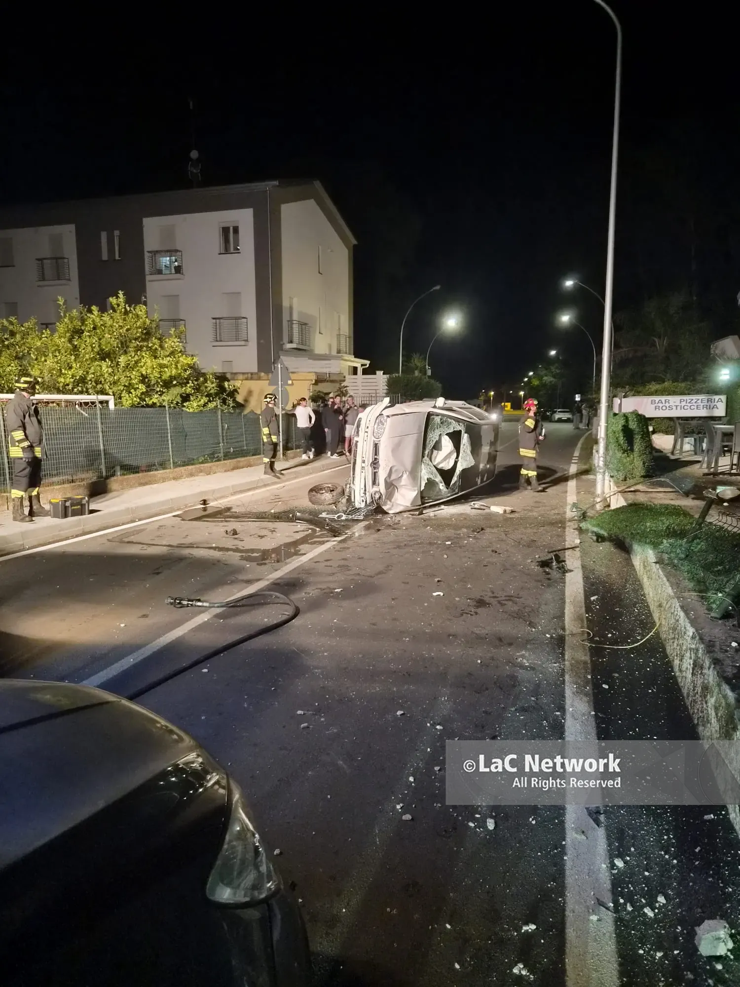 Sellia Marina, auto si ribalta e va a fuoco: carabiniere fuori servizio rompe il parabrezza e salva un 26enne –\u00A0VIDEO\n