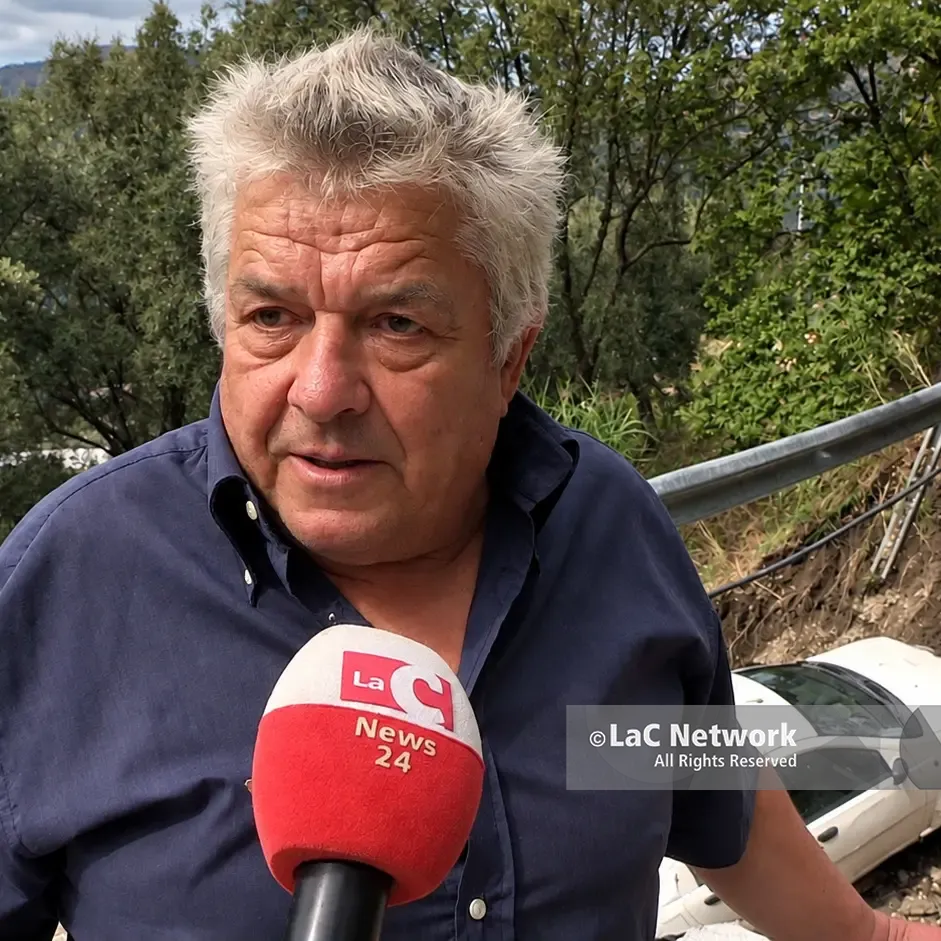 <p>Auto nella voragine dopo il nubifragio nel Reggino, Rocco Romeo racconta il terrore della caduta: «È bastato un attimo, sono vivo per miracolo»</p>