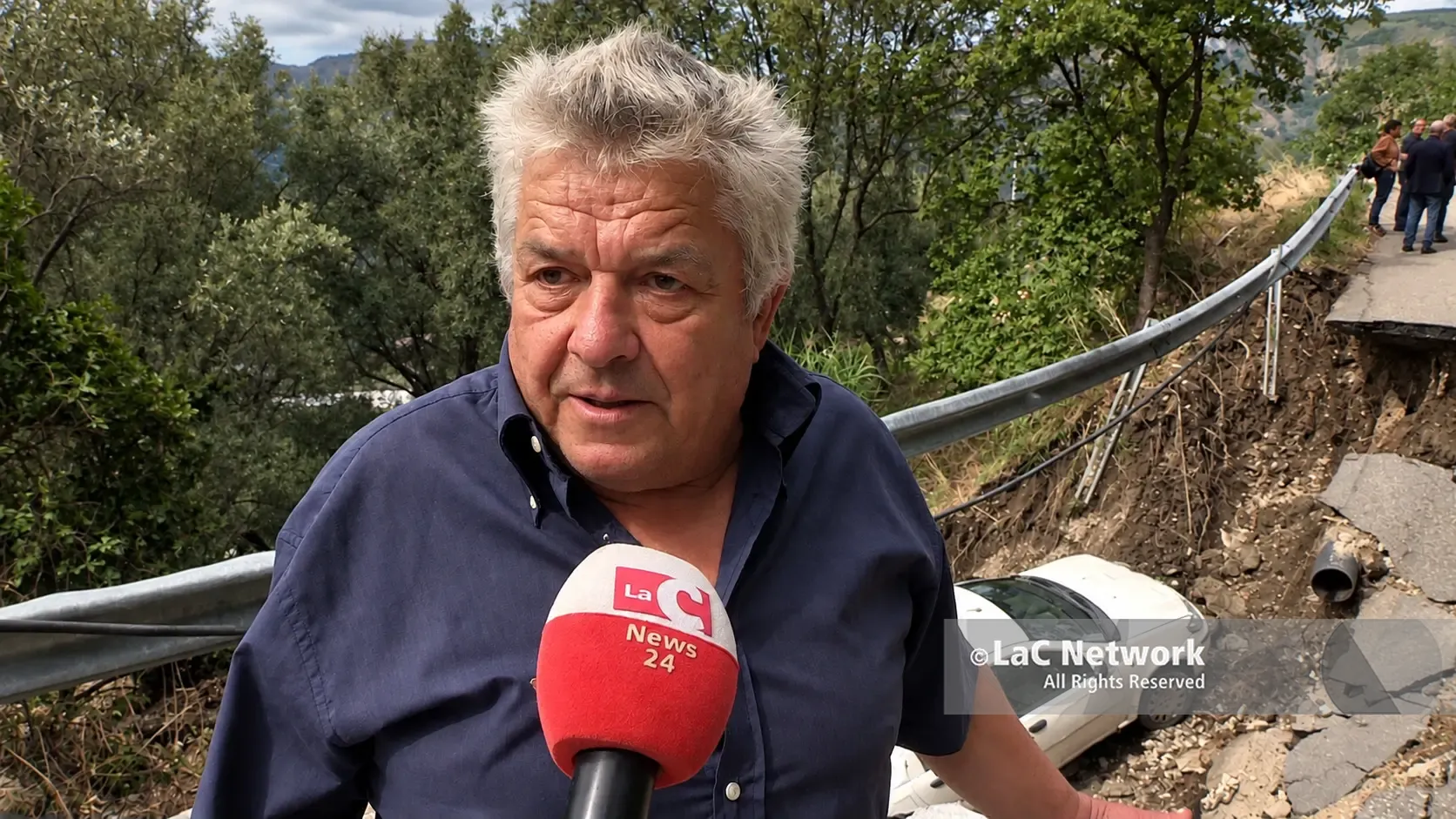 «Sono vivo per miracolo»: il racconto di Rocco Romeo tornato sul luogo dove la voragine lo ha inghiottito con l’auto\n