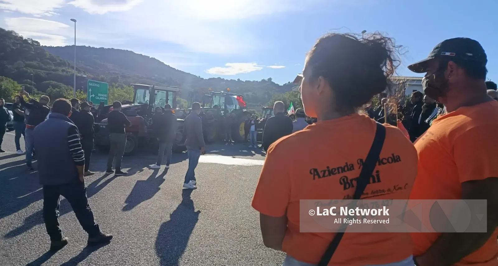 «Le nostre aziende rischiano di morire»: gli agricoltori bloccano lo svincolo A2 di Falerna contro il caro carburanti\n