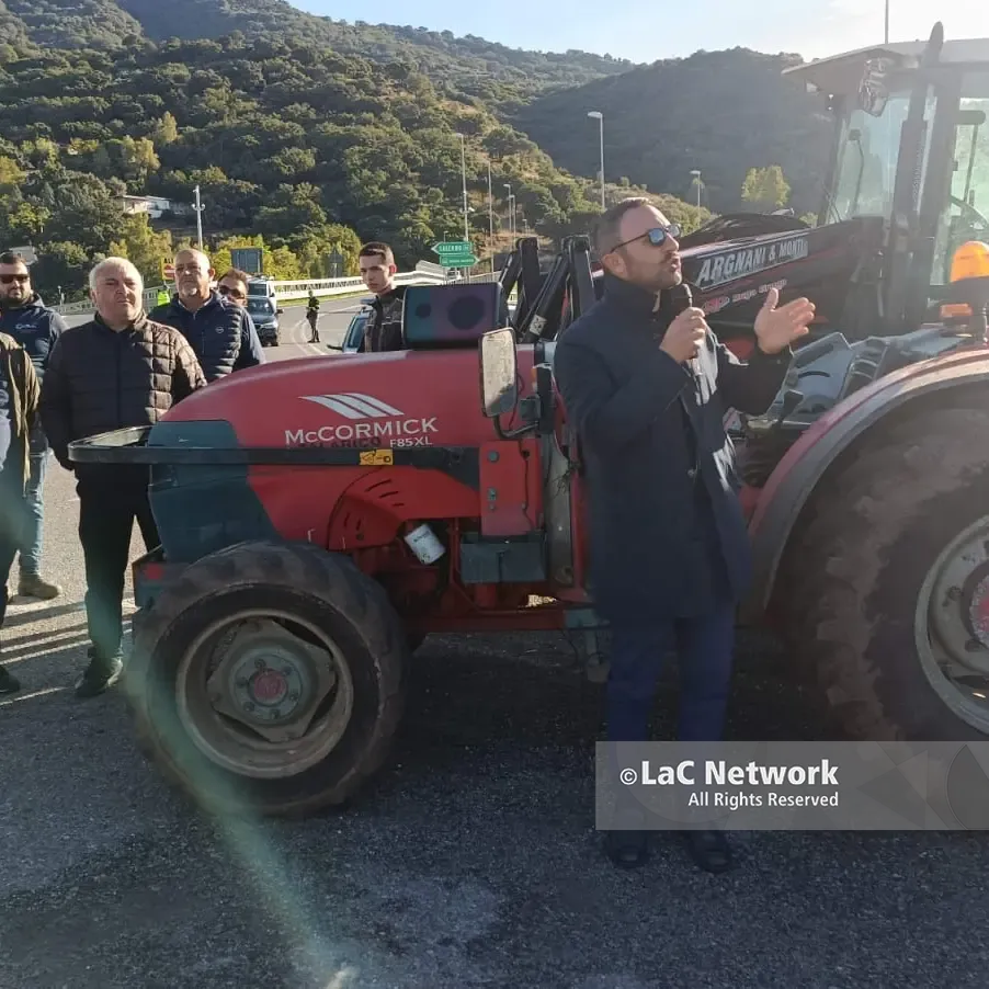 «Produciamo a cinque euro, vendiamo a tre»: la protesta degli agricoltori calabresi blocca statale e svincolo a Falerna\n