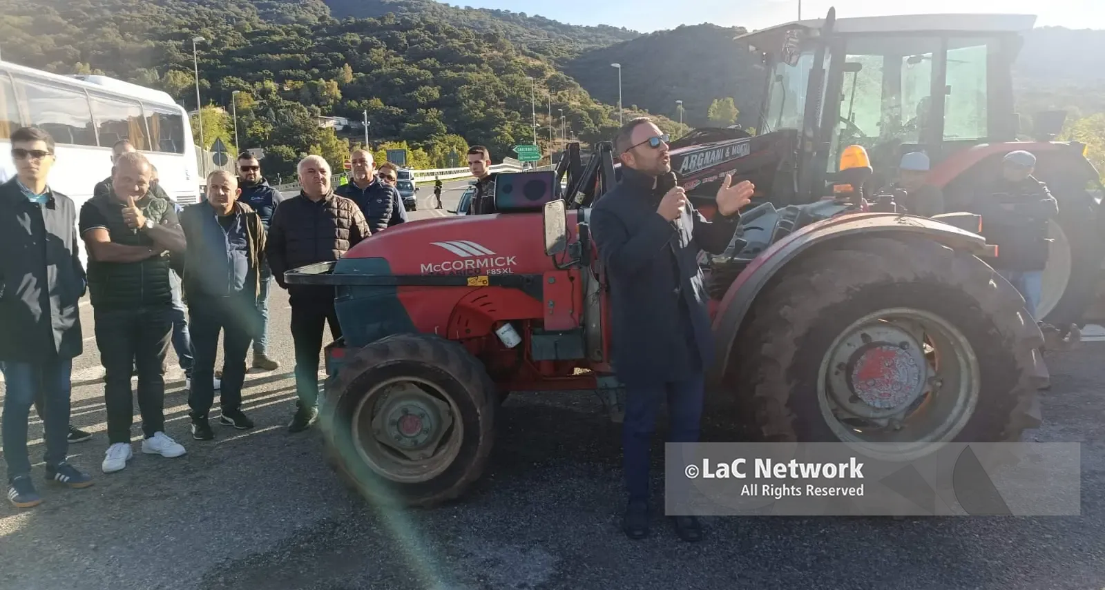 «Produciamo a cinque euro, vendiamo a tre»: la protesta degli agricoltori calabresi blocca statale e svincolo a Falerna\n
