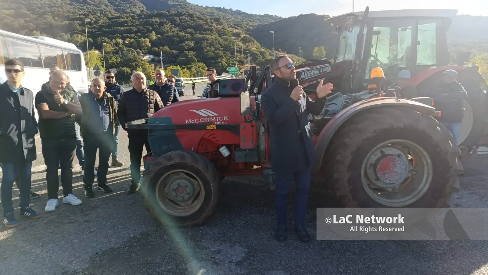 «Produciamo a cinque euro, vendiamo a tre»: la protesta degli agricoltori calabresi blocca statale e svincolo a Falerna\n