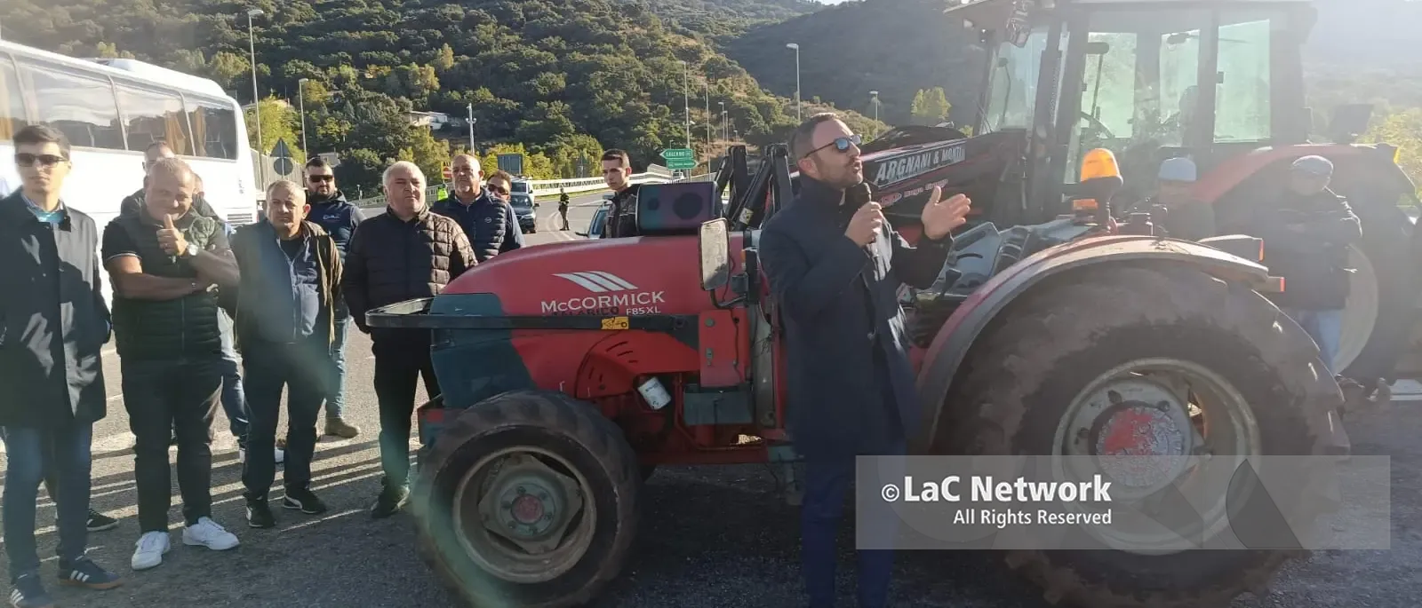 «Produciamo a cinque euro, vendiamo a tre»: la protesta degli agricoltori calabresi blocca statale e svincolo a Falerna\n