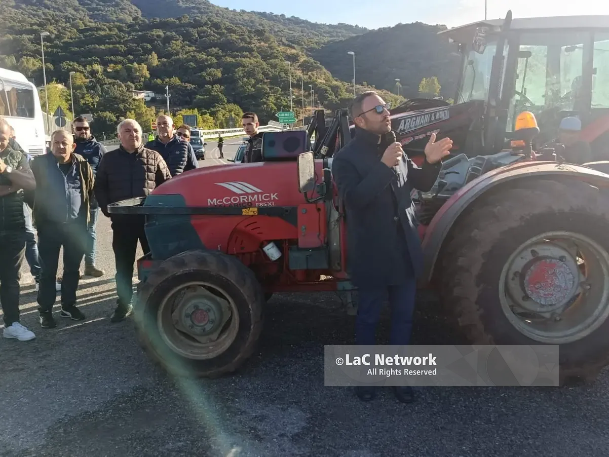 «Produciamo a cinque euro, vendiamo a tre»: la protesta degli agricoltori calabresi blocca statale e svincolo a Falerna
