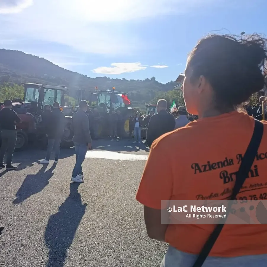 Protesta degli agricoltori a Falerna: presidio\u00A0fino a giovedì notte,\u00A0poi il blocco degli autotrasportatori\n