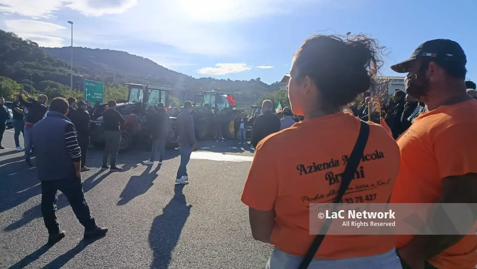 Protesta degli agricoltori a Falerna: presidio\u00A0fino a giovedì notte,\u00A0poi il blocco degli autotrasportatori\n