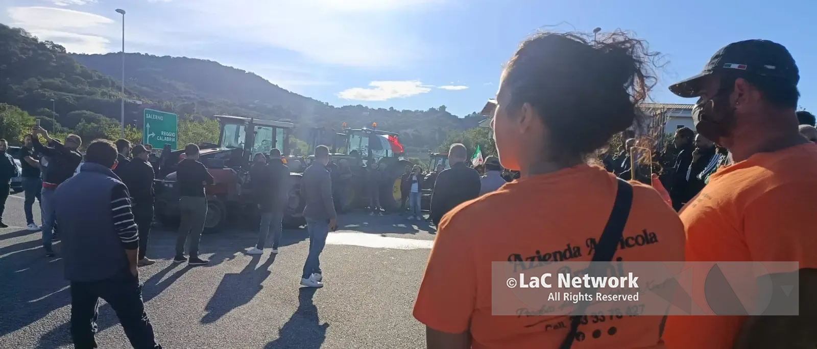 Protesta degli agricoltori a Falerna: presidio\u00A0fino a giovedì notte,\u00A0poi il blocco degli autotrasportatori\n