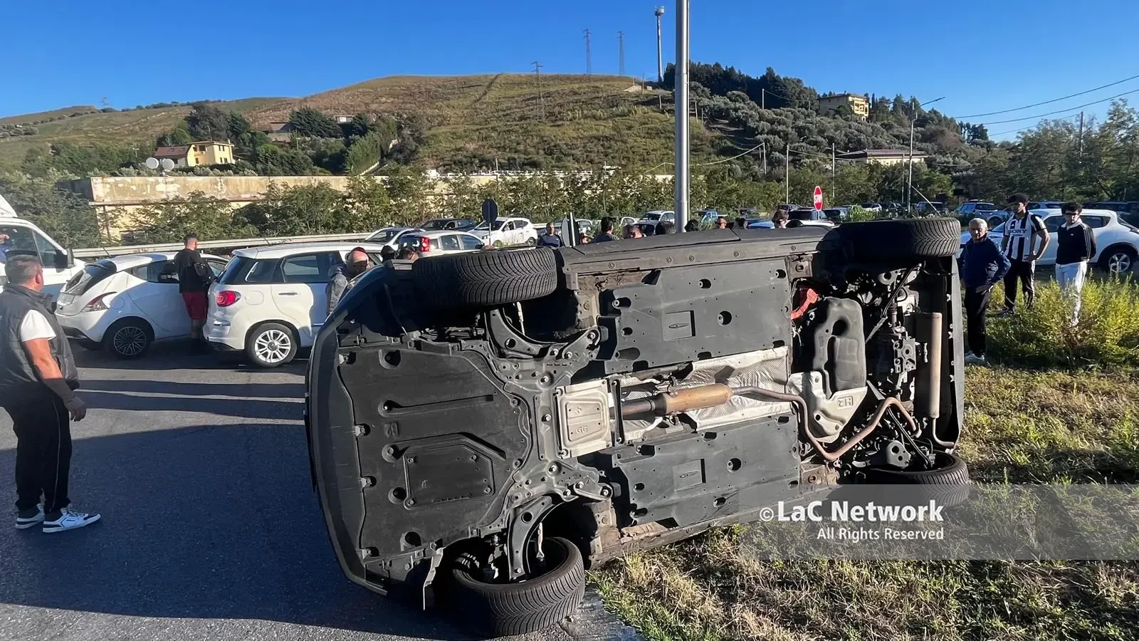 Incidente stradale all’incrocio tra via Lucrezia della Valle e viale Cassiodoro: immediati i soccorsi\n