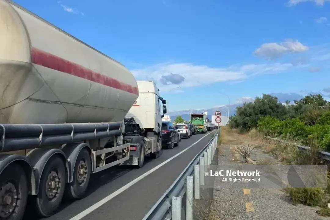 In Calabria\u00A0distributori a secco e file per il gasolio: gli autotrasportatori minacciano il fermo nazionale\n