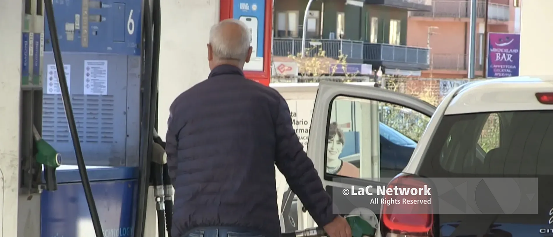 Panico da mancanza di carburante, in fila a Vibo con gli automobilisti\u00A0prima dello sciopero: «A breve finiremo tutto». E il prezzo sale mentre le auto sono in coda\n