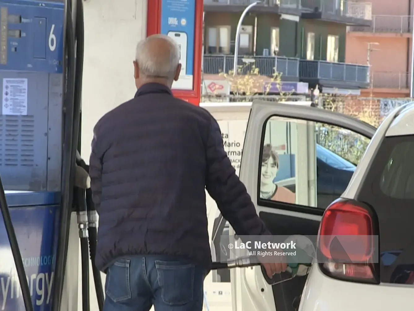 Panico da mancanza di carburante, in fila a Vibo con gli automobilisti prima dello sciopero: «A breve finiremo tutto». E il prezzo sale mentre le auto sono in coda