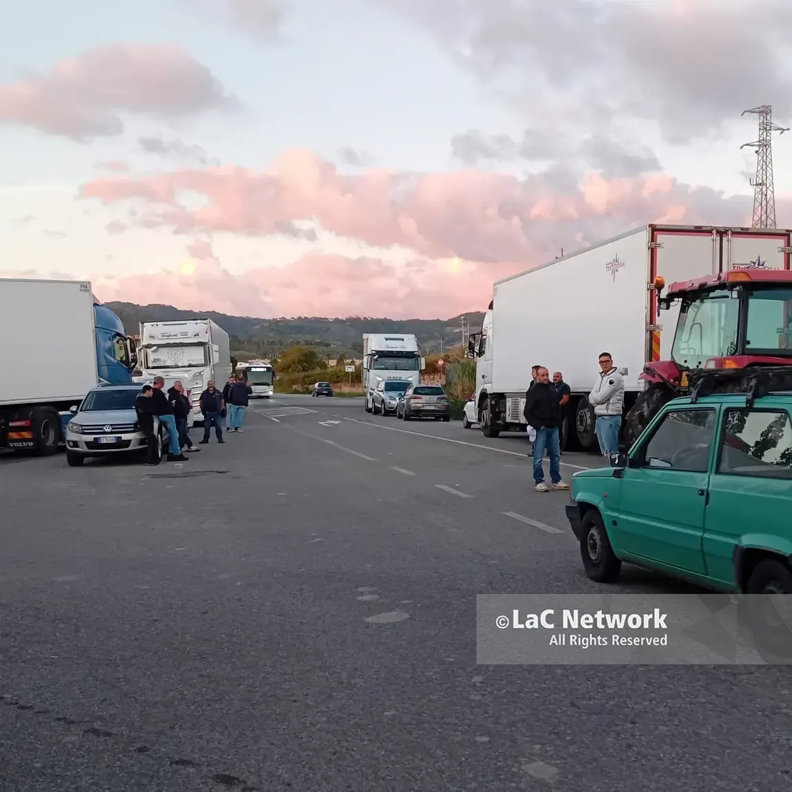 Anche a San Floro la protesta degli autotrasportatori: «Tardiva la convocazione al ministero il 27 ottobre, per noi 10 giorni sono vitali»\n