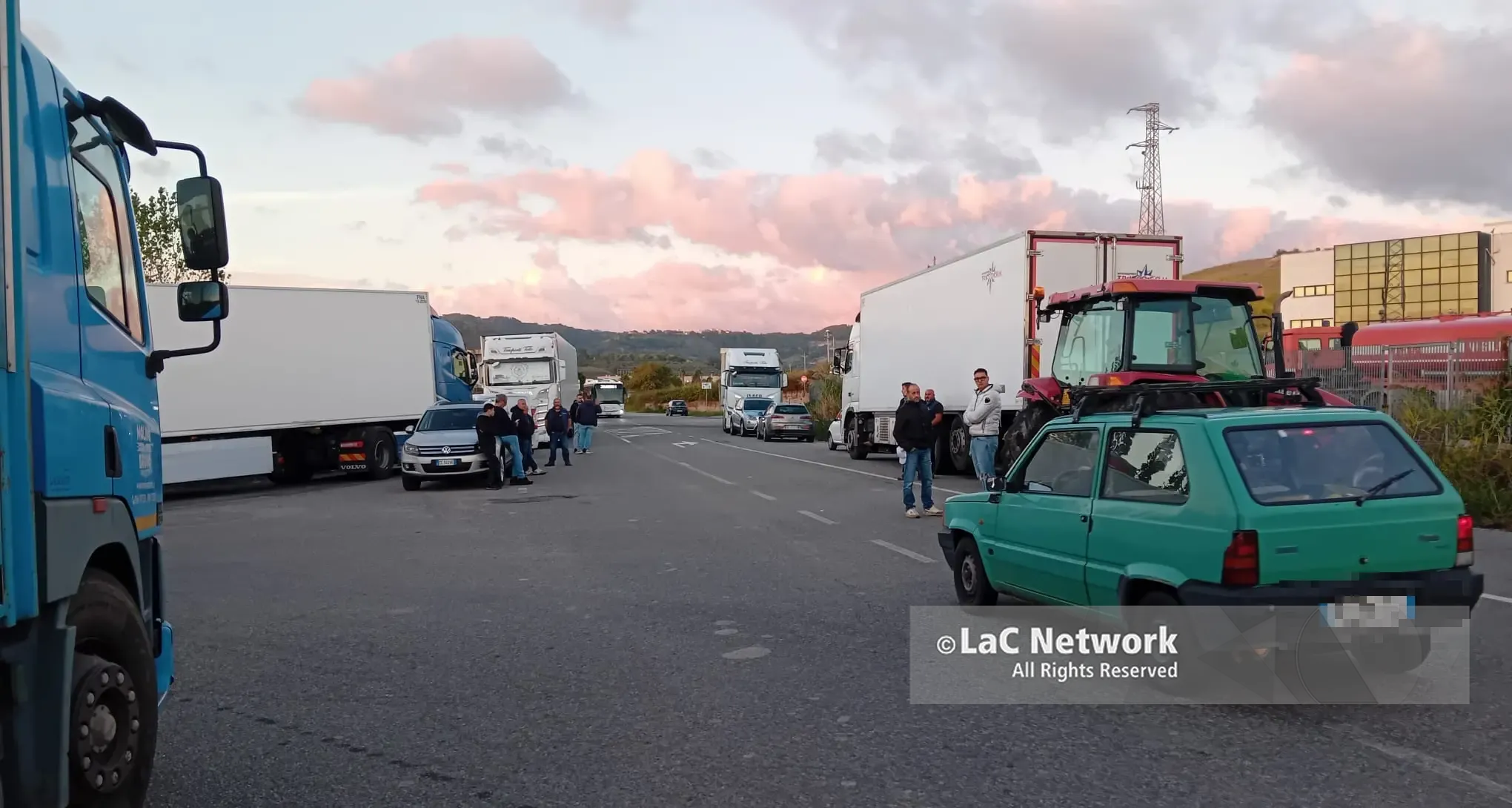Anche a San Floro la protesta degli autotrasportatori: «Tardiva la convocazione al ministero il 27 ottobre, per noi 10 giorni sono vitali»\n