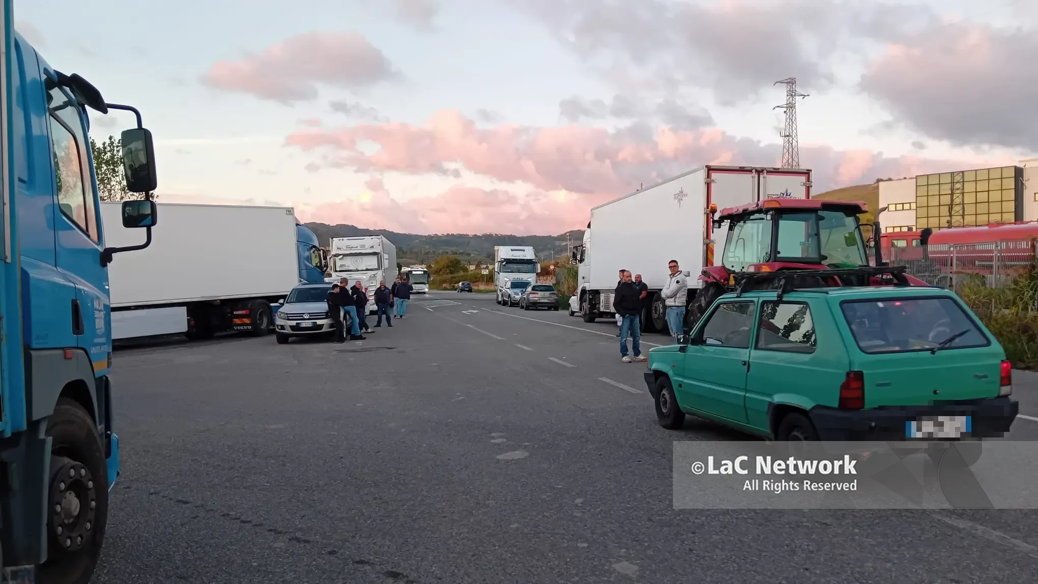 Anche a San Floro la protesta degli autotrasportatori: «Tardiva la convocazione al ministero il 27 ottobre, per noi 10 giorni sono vitali»\n