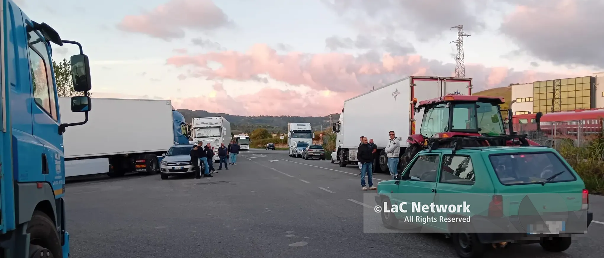 Anche a San Floro la protesta degli autotrasportatori: «Tardiva la convocazione al ministero il 27 ottobre, per noi 10 giorni sono vitali»\n