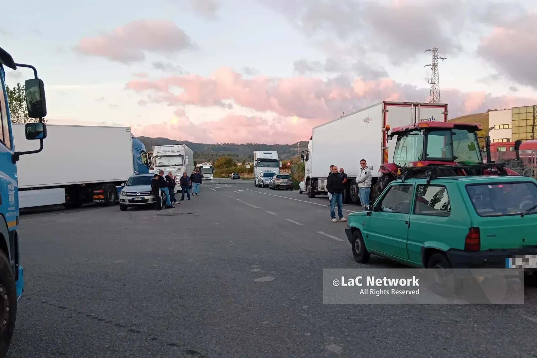 <p>Anche a San Floro la protesta dei tir: «Tardiva la convocazione al ministero il 27 ottobre, per noi 10 giorni sono vitali»</p>